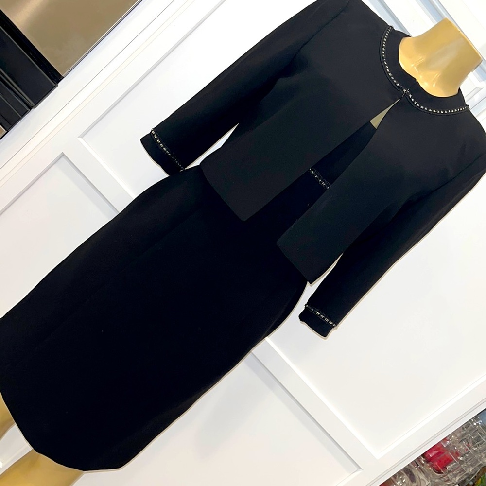 TAHARI ARTHUR S . LEVINE DRESS SUIT SIZE 6P , BLACK
